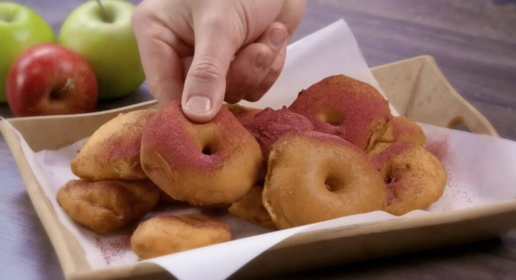 Яблучні пончики “Рожеве диво”: замішую тісто на 50 г вершкового масла і 4 яйцях – кулінарний шедевр за 15 хв 