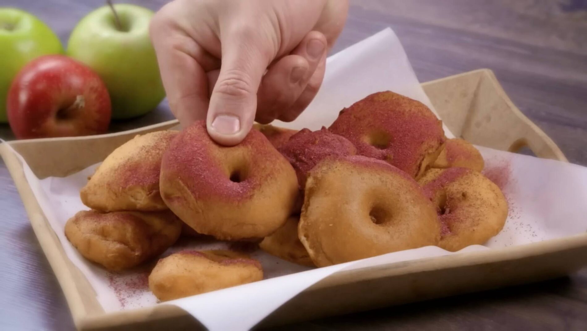 Кулінари розповіли, як приготувати повітряні яблучні пончики в хрусткому клярі