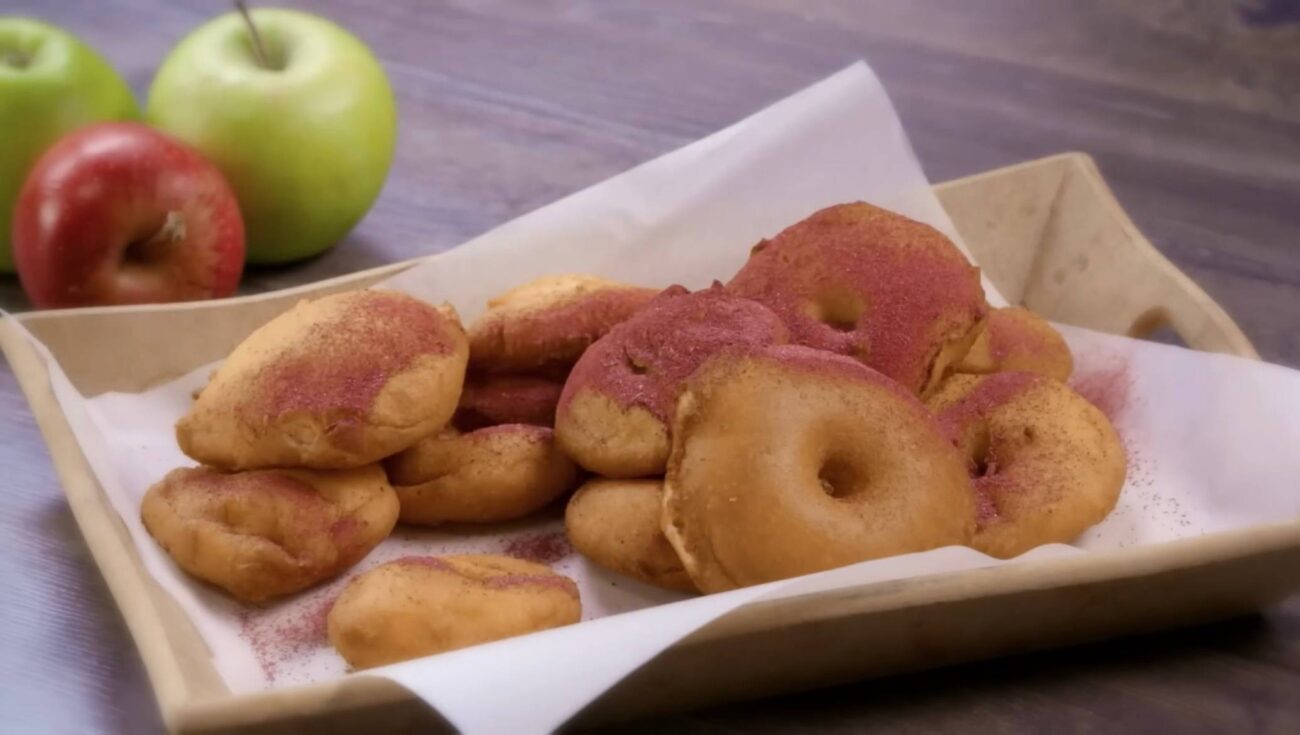 Кулінари розповіли, як приготувати повітряні яблучні пончики в хрусткому клярі