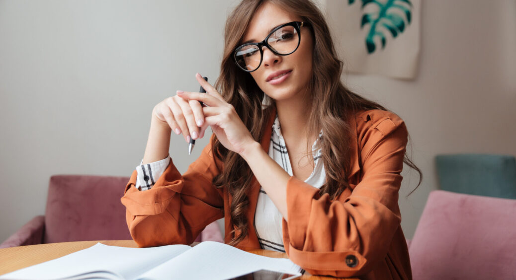 Жінок з надзвичайно високим інтелектом дратують ці 6 речей: бути розумним – не завжди дар 