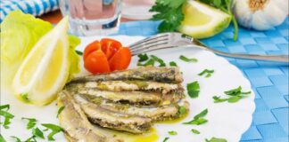 Кулінари розповіли, як приготувати запечені сардини під часниковим соусом