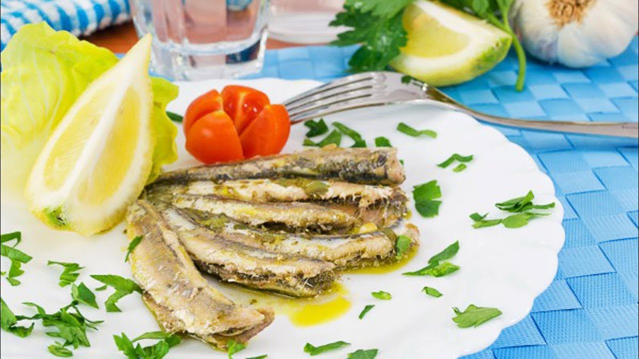 Кулінари розповіли, як приготувати запечені сардини під часниковим соусом