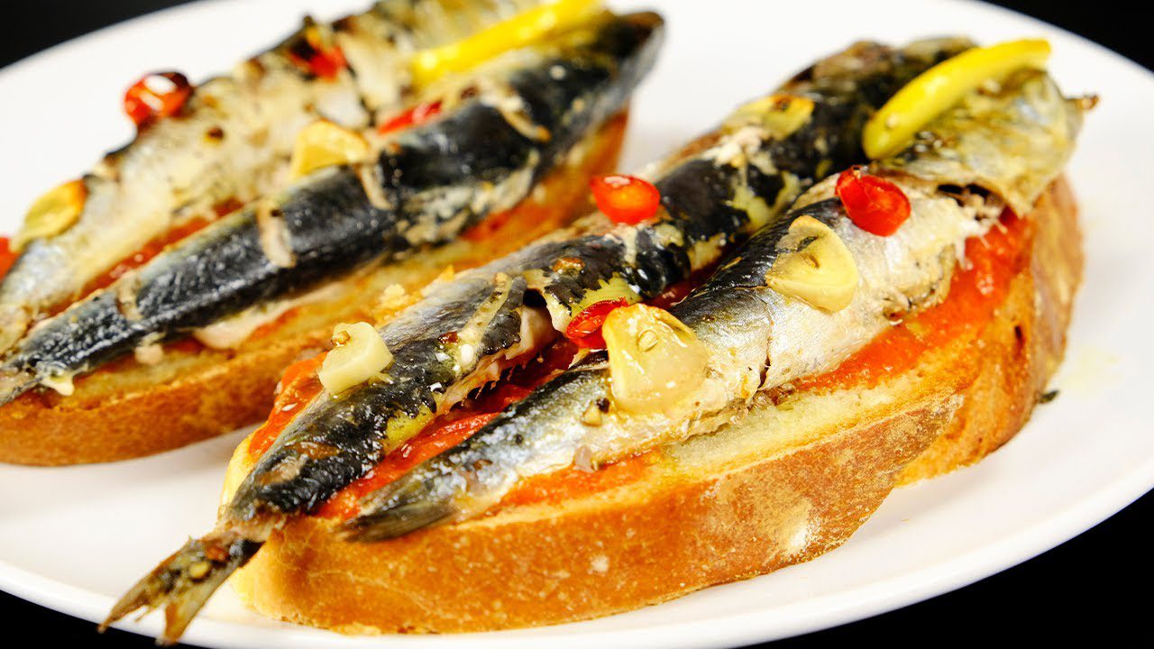 Кулінари розповіли, як приготувати запечені сардини під часниковим соусом