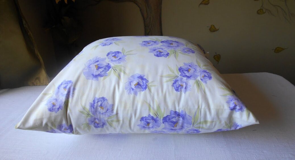 Стару подушку не викидаю: 1 маніпуляція з наповнювачем – і вона знову пишна та м’яка, як хмаринка, за 10 хв 