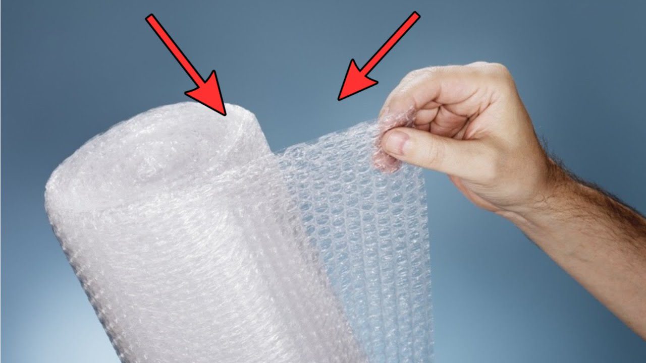 Садівники розповіли, навіщо закопувати пухирчасту плівку в горщик до рослин