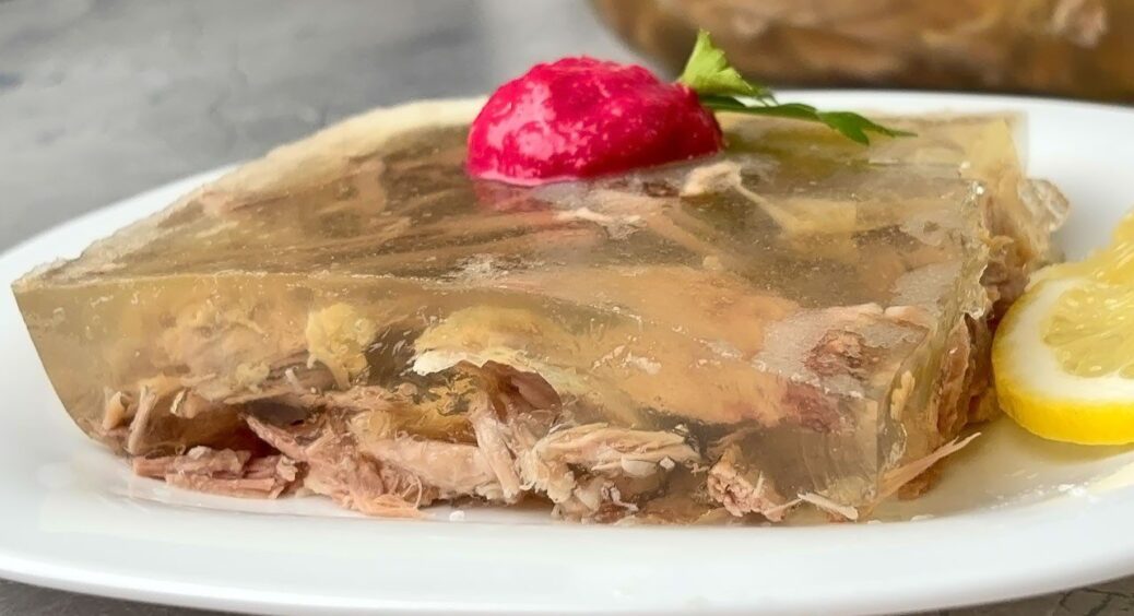 Холодець зі свинини і яловичини – минуле століття: шеф-кухарі знайшли м’ясо у 100 разів смачніше й корисніше 