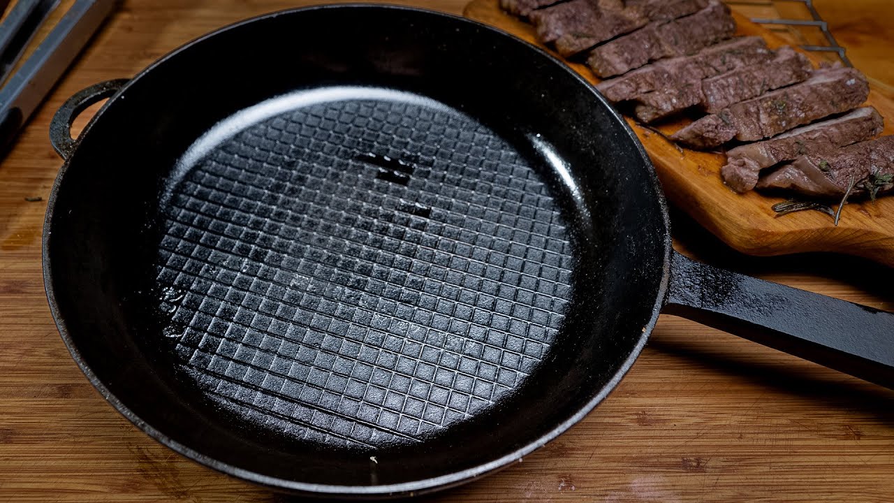 Господині розповіли, як швидко очистити чавунну сковорідку від нагару та жиру