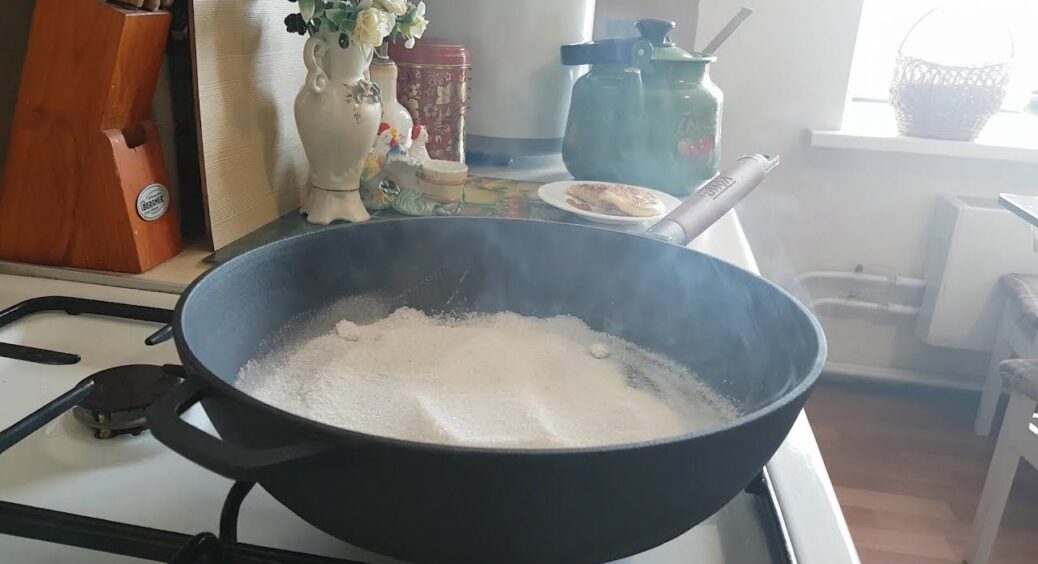 Посуд виблискує, мов щойно з магазину: ось як я очистила чавунну сковорідку від нагару і жиру – бабусин трюк 