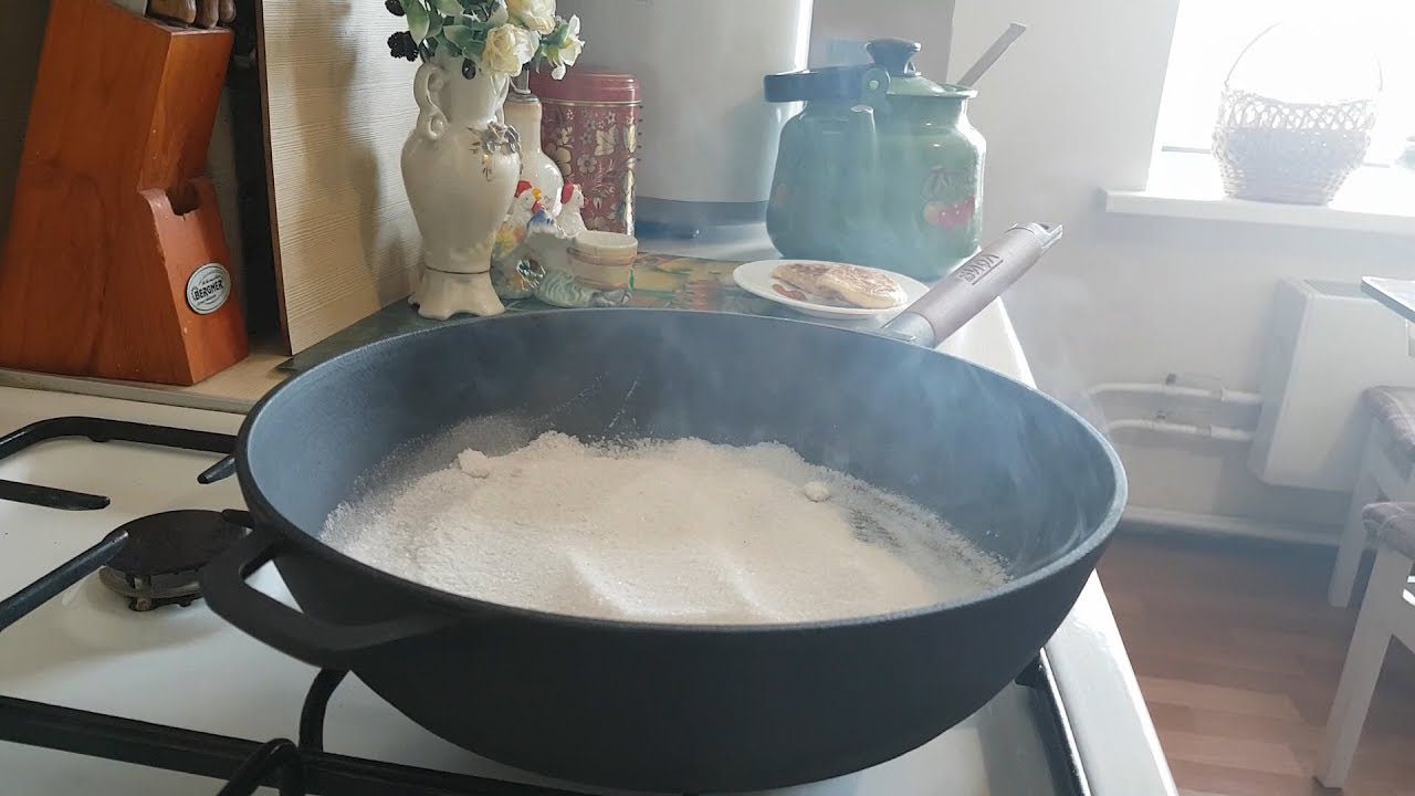 Господині розповіли, як швидко очистити чавунну сковорідку від нагару та жиру