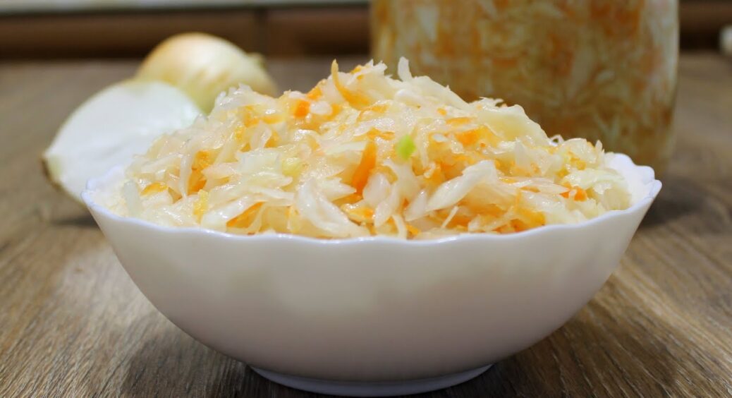 Свекруха як дізналась, дивилась на мене “косо”: я у квашену капусту додаю цибулю – і ось мій рецепт 