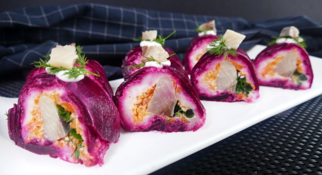 Роли по-українськи: ця смачнюча закуска з оселедцем підкорить серця усіх гостей – зберігайте рецепт 