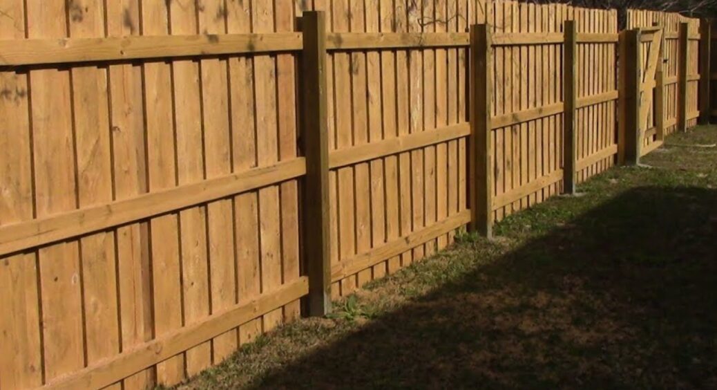 Кум-будівельник залив пластик цементом – паркан не перекошується 50 років: що слід класти в яму для стовпів 