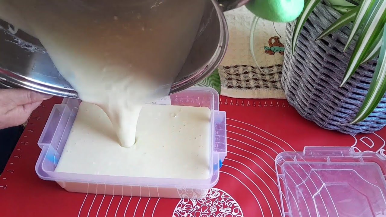 Кулінари розповіли, як приготувати домашній плавлений сир Янтар своїми руками