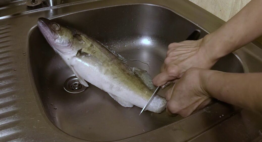 Роблю як поляки! Чищу рибу так: лише 5 хв – не знадобиться ні ніж, ні окріп, і кухня бездоганно чиста 