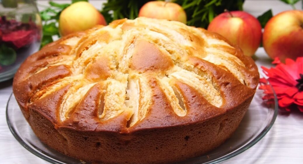 Додаю в тісто 2 яблука та 1 лимон – і на виході отримую пиріг у 1000 разів смачніший за шарлотку: смак дивує 