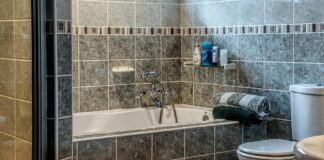 Господині розповіли, чим можна легко відмити наліт у ванній за 2 хвилини