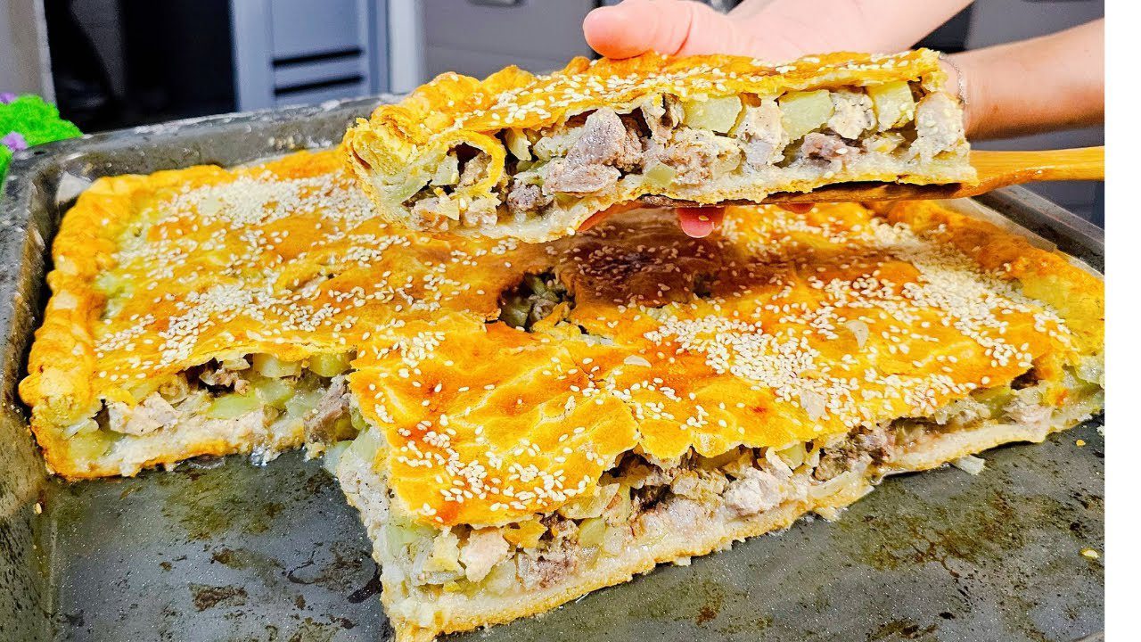 Кулінари поділилися рецептом м'ясного пирога на кефірі з листкового тіста