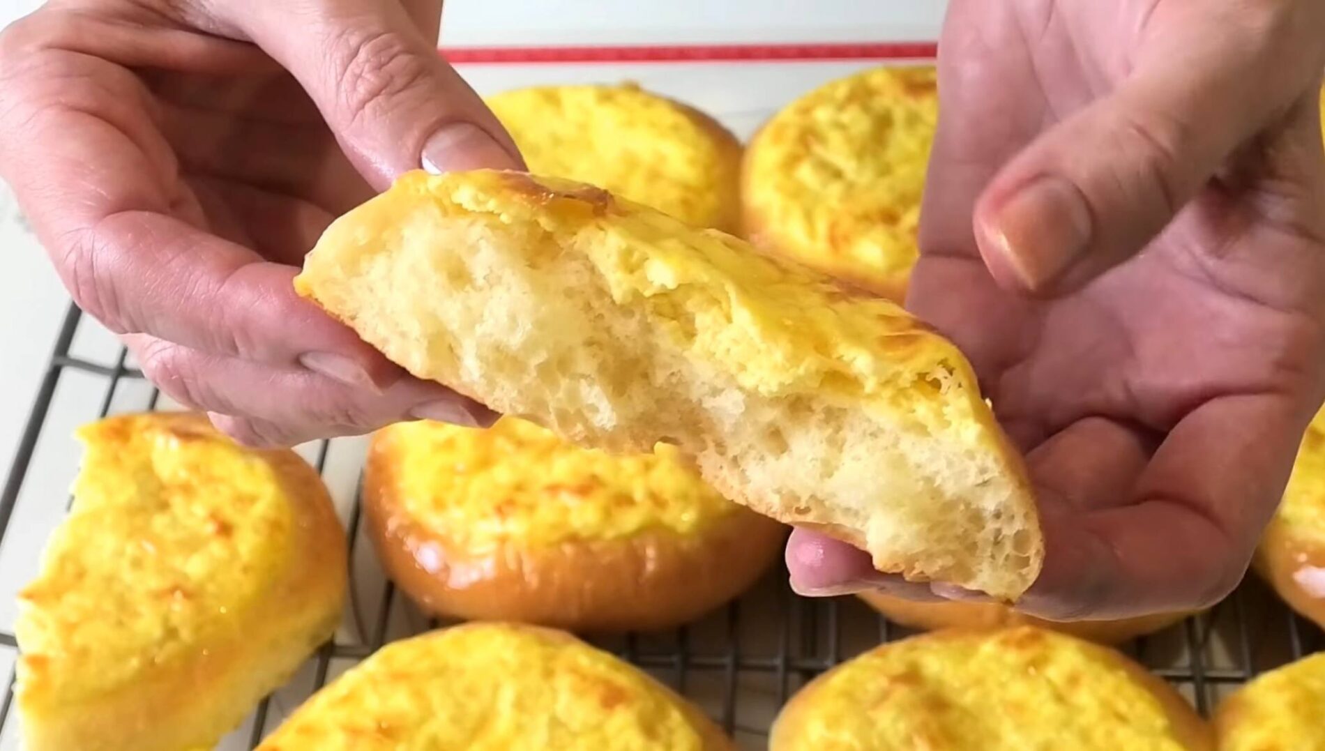 Кулінари поділилися рецептом сирних пиріжків, які не зашкодять фігурі