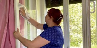 Господині розповіли, як зробити засіб для миття вікон із підручних засобів