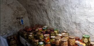 Господарі поділилися одним дуже простим способом боротьби з вологою в погребі