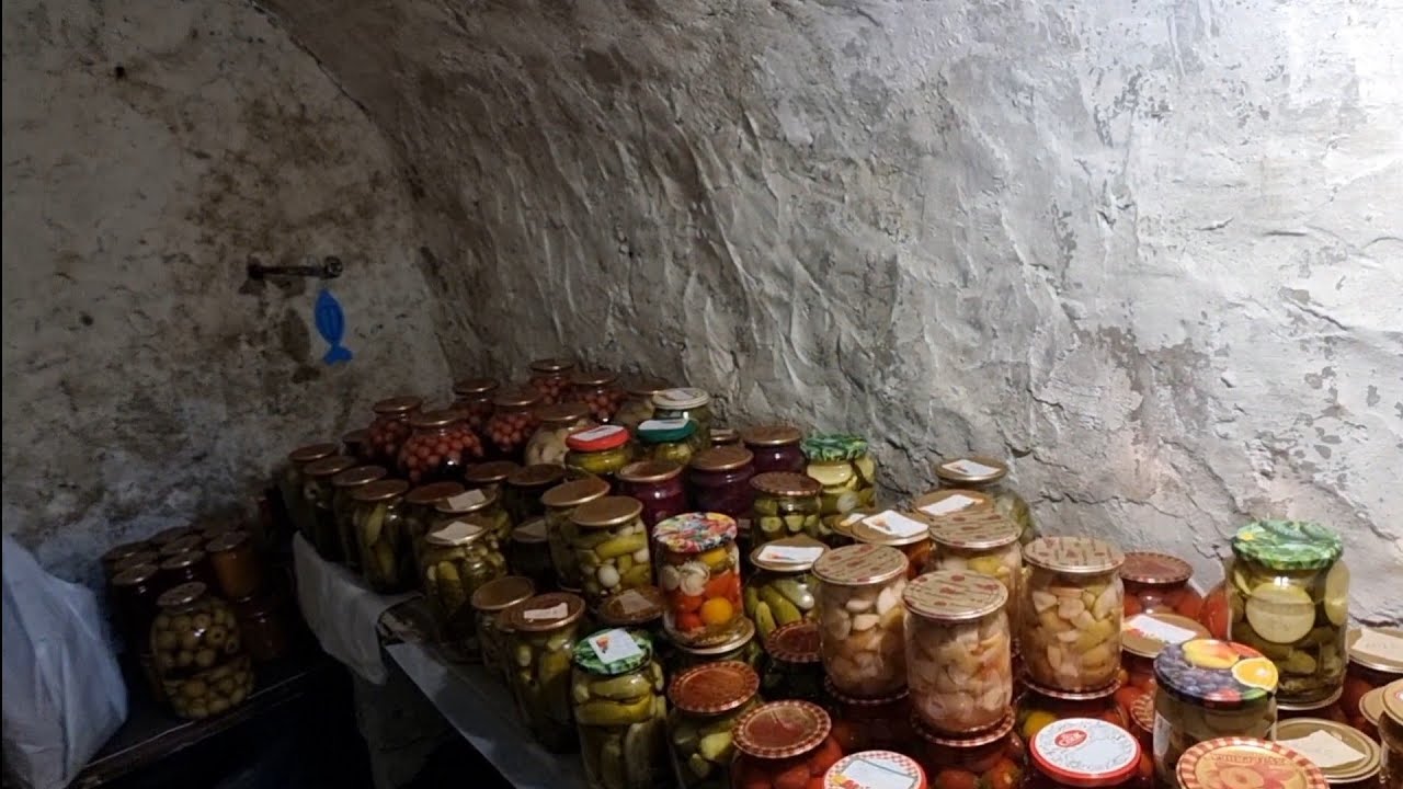 Господарі поділилися одним дуже простим способом боротьби з вологою в погребі