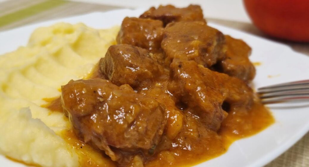 3 шеф-кухарів запитали, який 1 овоч додають у дорогих ресторанах для ідеального гуляшу – відповідь здивувала 