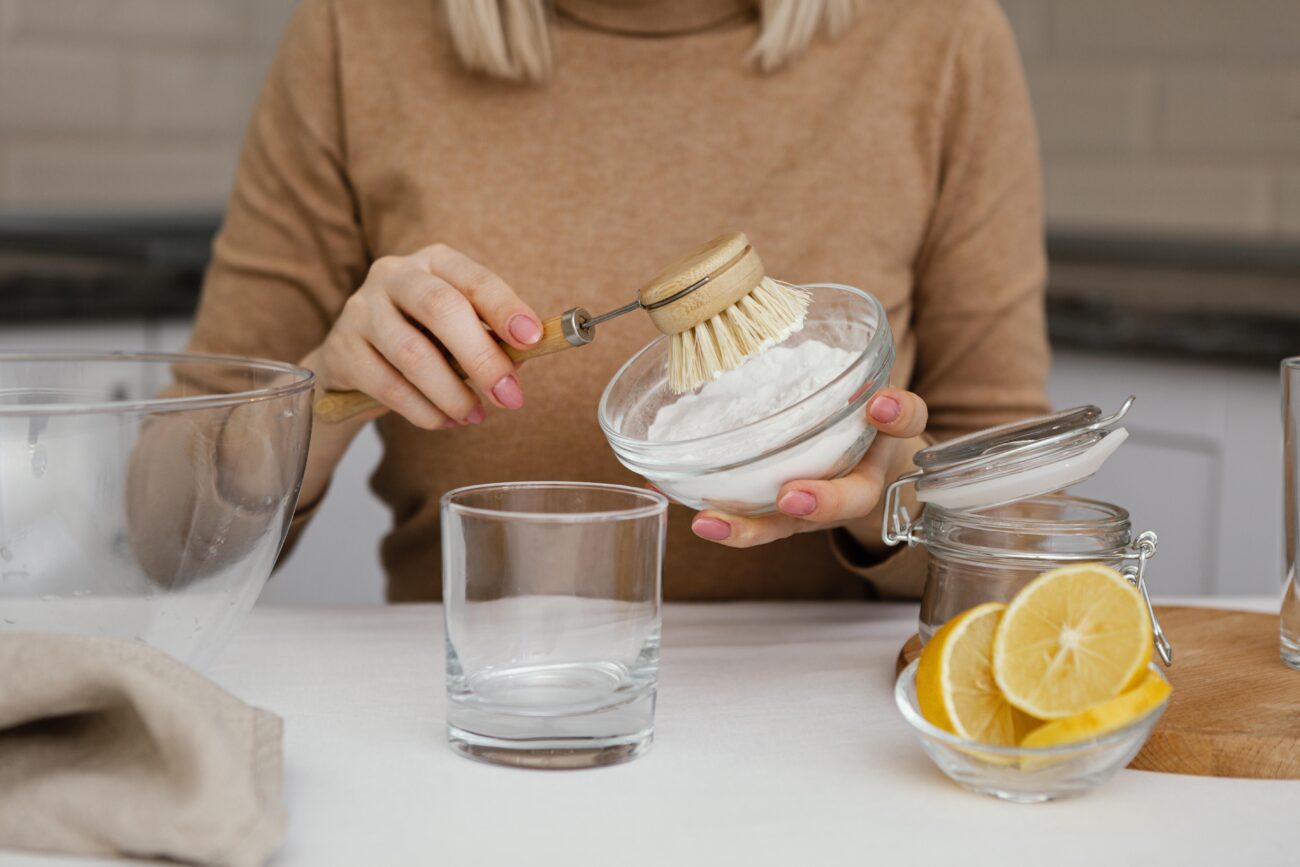 Господині розповіли, як використовувати соду та оцет проти застарілих забруднень