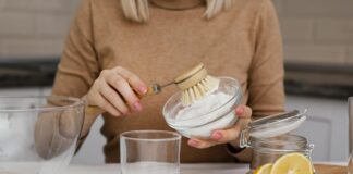 Господині розповіли, як використовувати соду та оцет проти застарілих забруднень