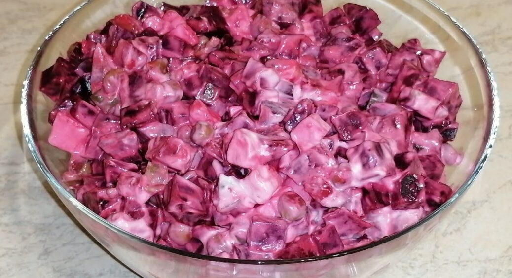 Цей смачний салат з буряка заправляти можна і майонезом, і сметаною, і йогуртом: на 200% вдалий рецепт 
