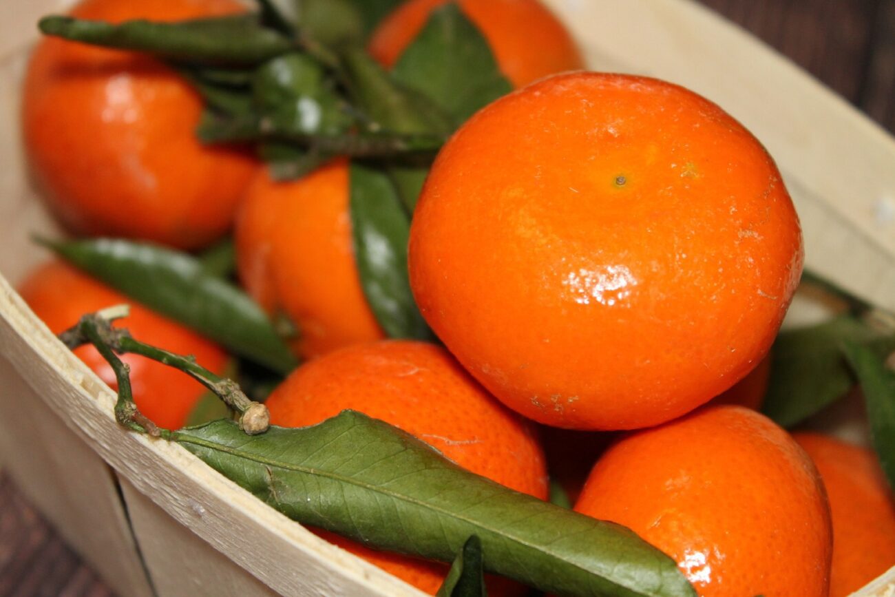 Дачники розповіли, як можна використовувати мандаринові кірки на городі і в саду