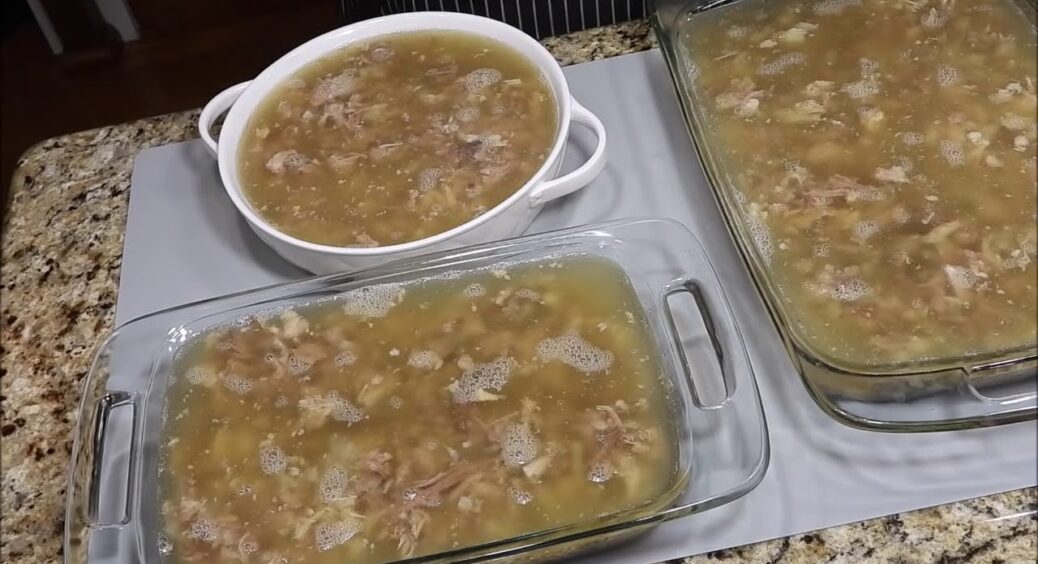 Господині “старої школи” сказали, чому не можна додавати ці 4 продукти в холодець: поради на вагу золота 