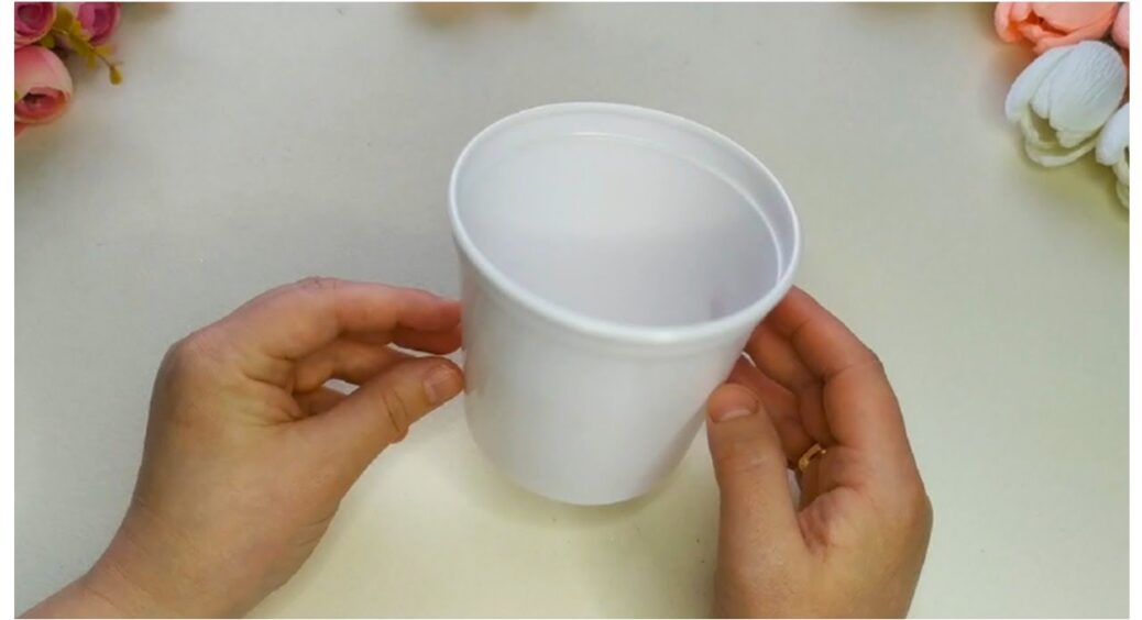 Не сміття, а золото! Корисна саморобка з 2-х стаканчиків від сметани чи йогуртів і шпагату: впорається кожен 