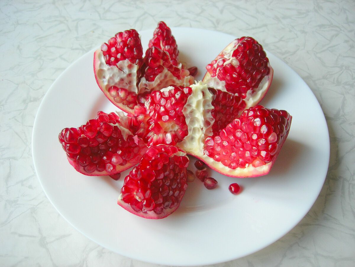 Експерти порадили, як визначити, чи солодкий вам намагаються продати гранат – порада