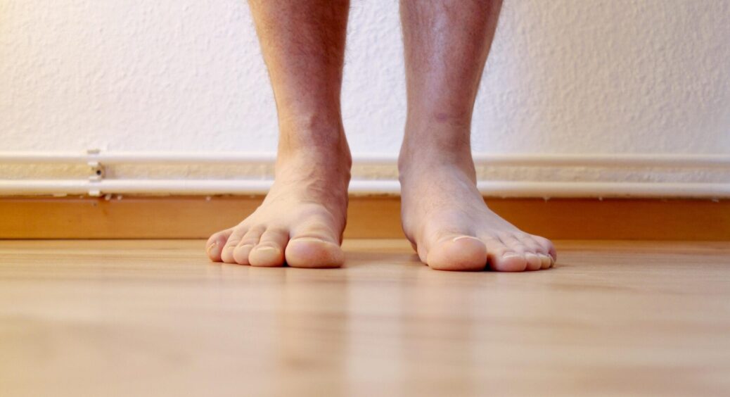 Ногам не холодно навіть без килимів: 1 річ у кімнаті гріє підлогу краще за батареї 