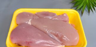 Господині розповіли, як перевірити свіжість курячого філе на вітрині