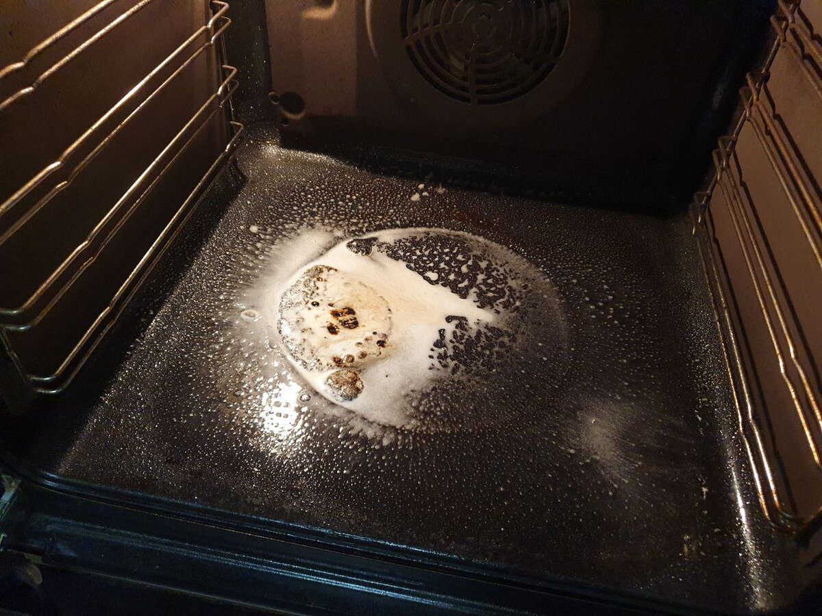 Експерти порадили простий спосіб, як очистити духовку від жиру та бруду простим засобом