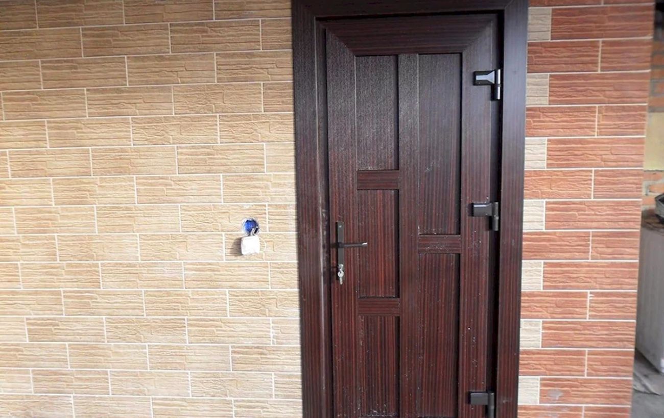 Експерти розповіли, як прибрати холодні протяги вдома за допомогою маніпуляції з дверима