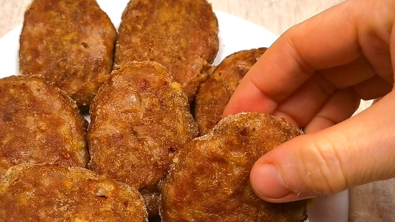 Кулінарні експерти пояснили, як правильно готувати котлети на сковорідці, аби не розвалювались