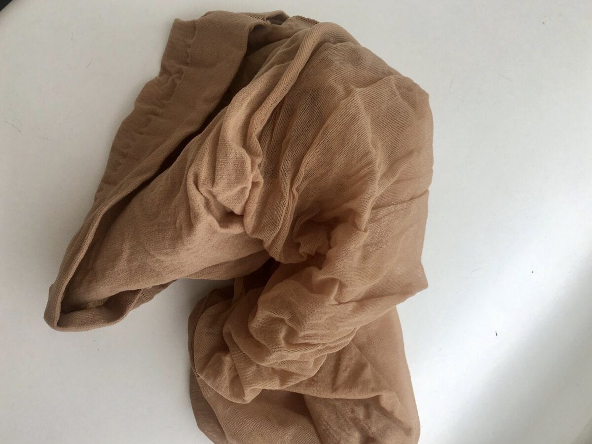 Експерти порадили, що зробити з колготками для зміцнення їхньої структури, аби не протирались