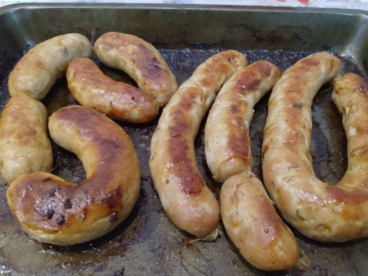 Кулінари розповіли, як приготувати смачну копчену ковбасу без коптіння з правильними спеціями