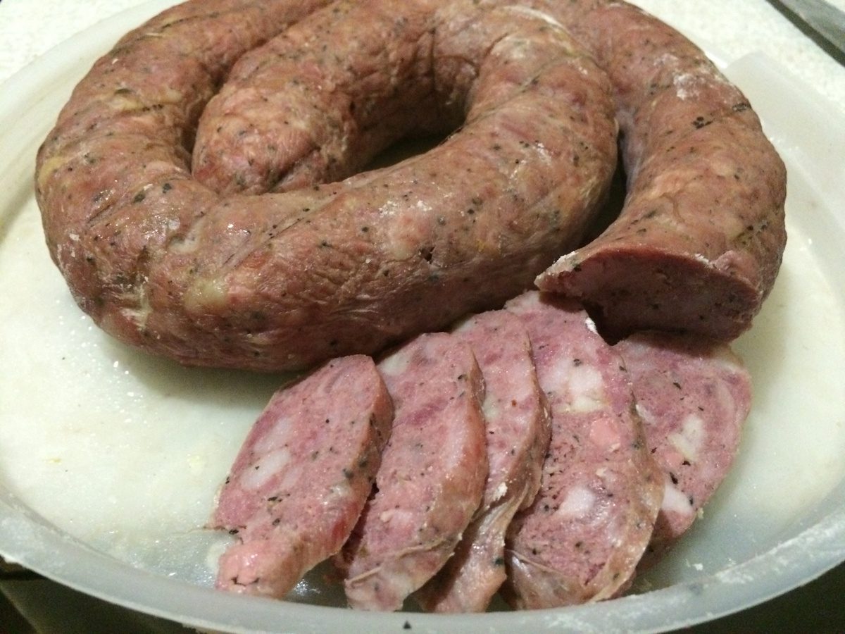 Кулінари розповіли, як приготувати смачну копчену ковбасу без коптіння з правильними спеціями