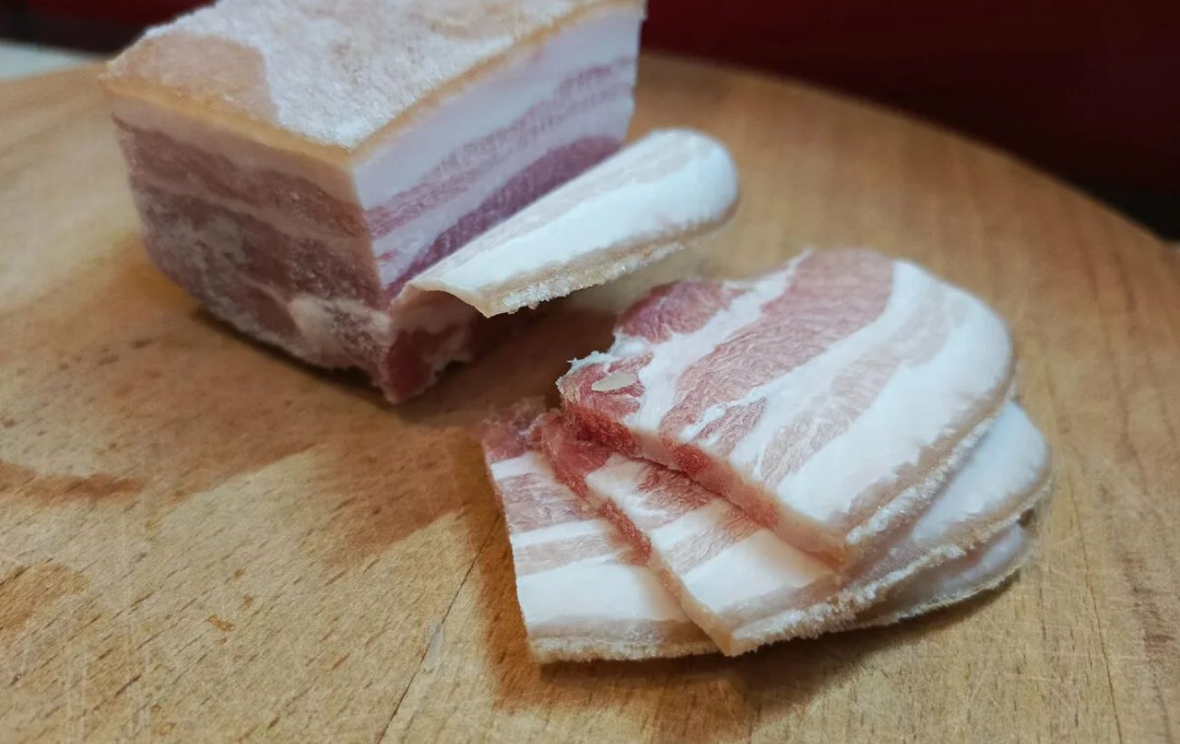 Експерти розповіли, який тест провести на базарі, аби визначити якість сала, яке ви хочете купити