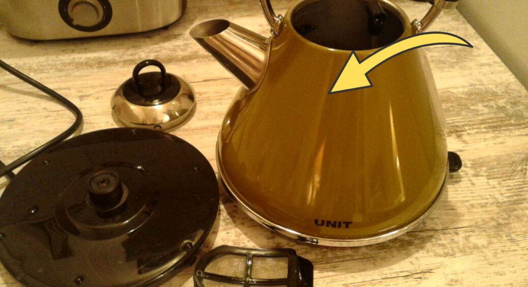 Накип з чайника зникає за 10 хвилин: перевірений спосіб без хімії і довгого тертя 
