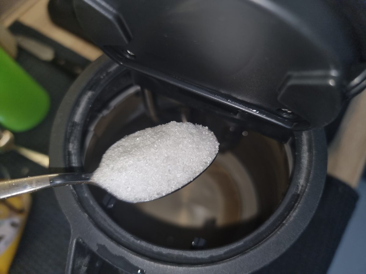 Експерти порадили простий спосіб, як очистити чайник від накипу за допомогою лимонних шкірок