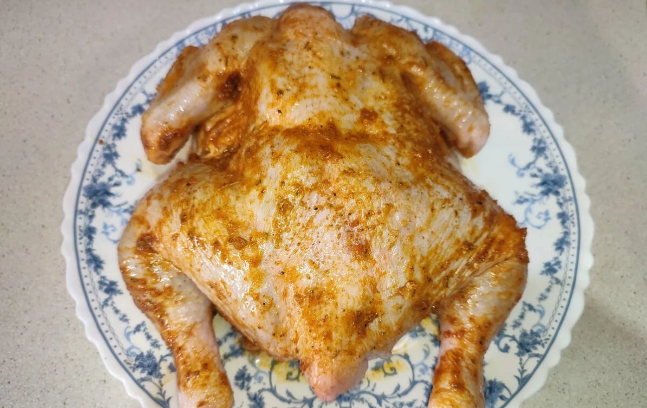 Кулінари розповіли, які продукти змішати, аби замаринувати курку всього за пів години до м'якості