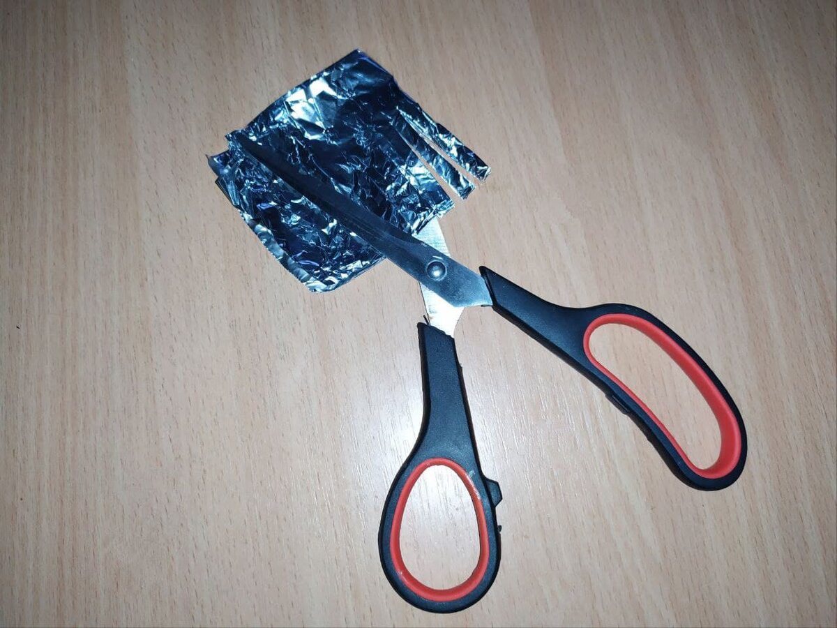 Експерти розповіли, як швидко заточити ножиці, аби вони знову легко різали папір без клопоту