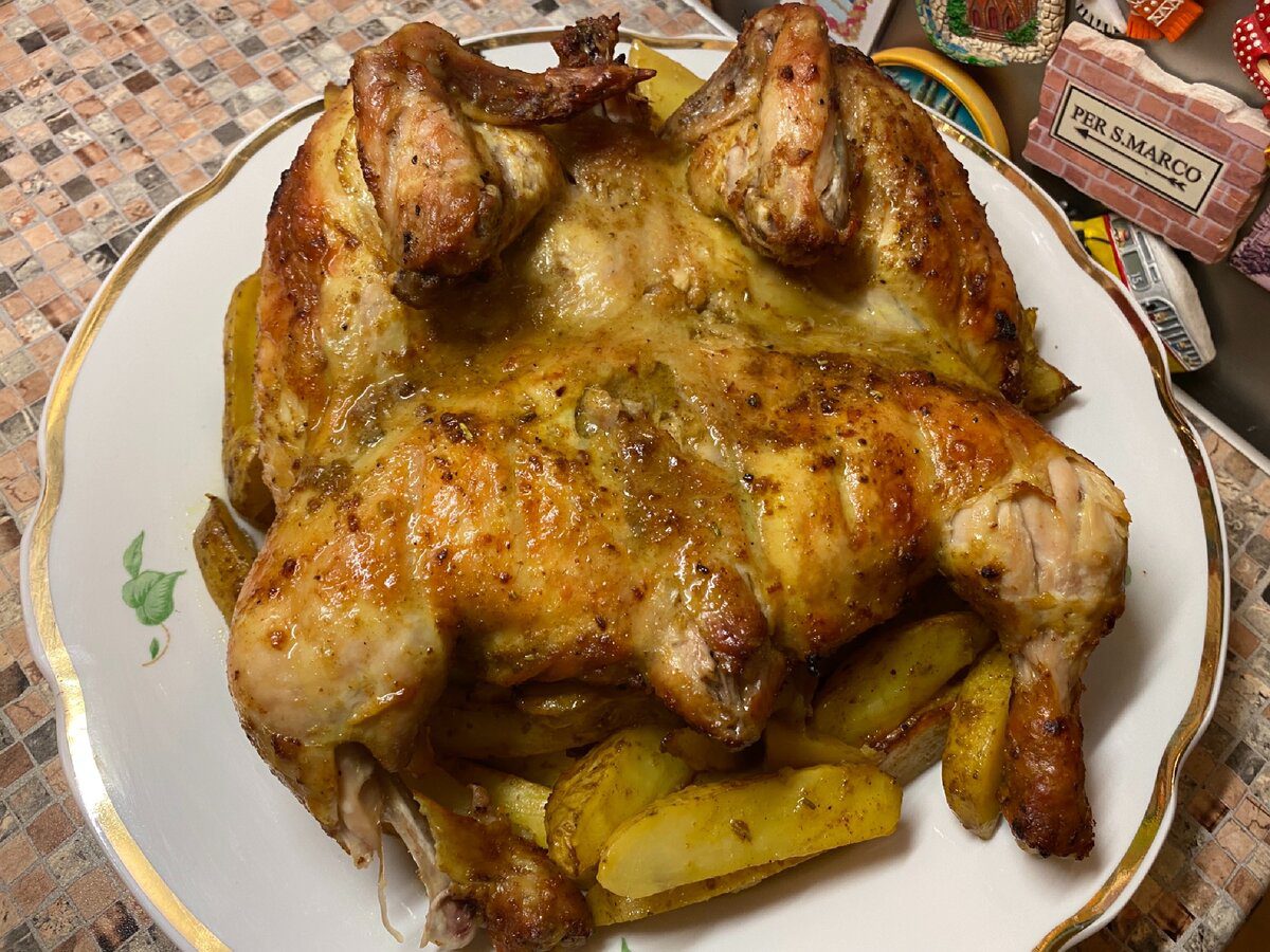 Кулінари розповіли, які продукти змішати, аби замаринувати курку всього за пів години до м'якості