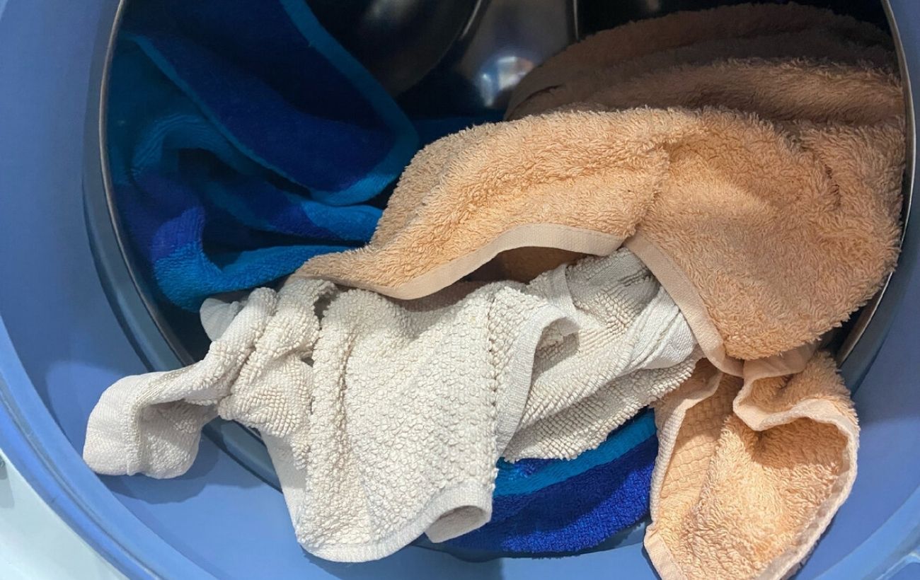 Експерти розповіли, як прати одяг, аби він не линяв і зберігався красивий вигляд довго