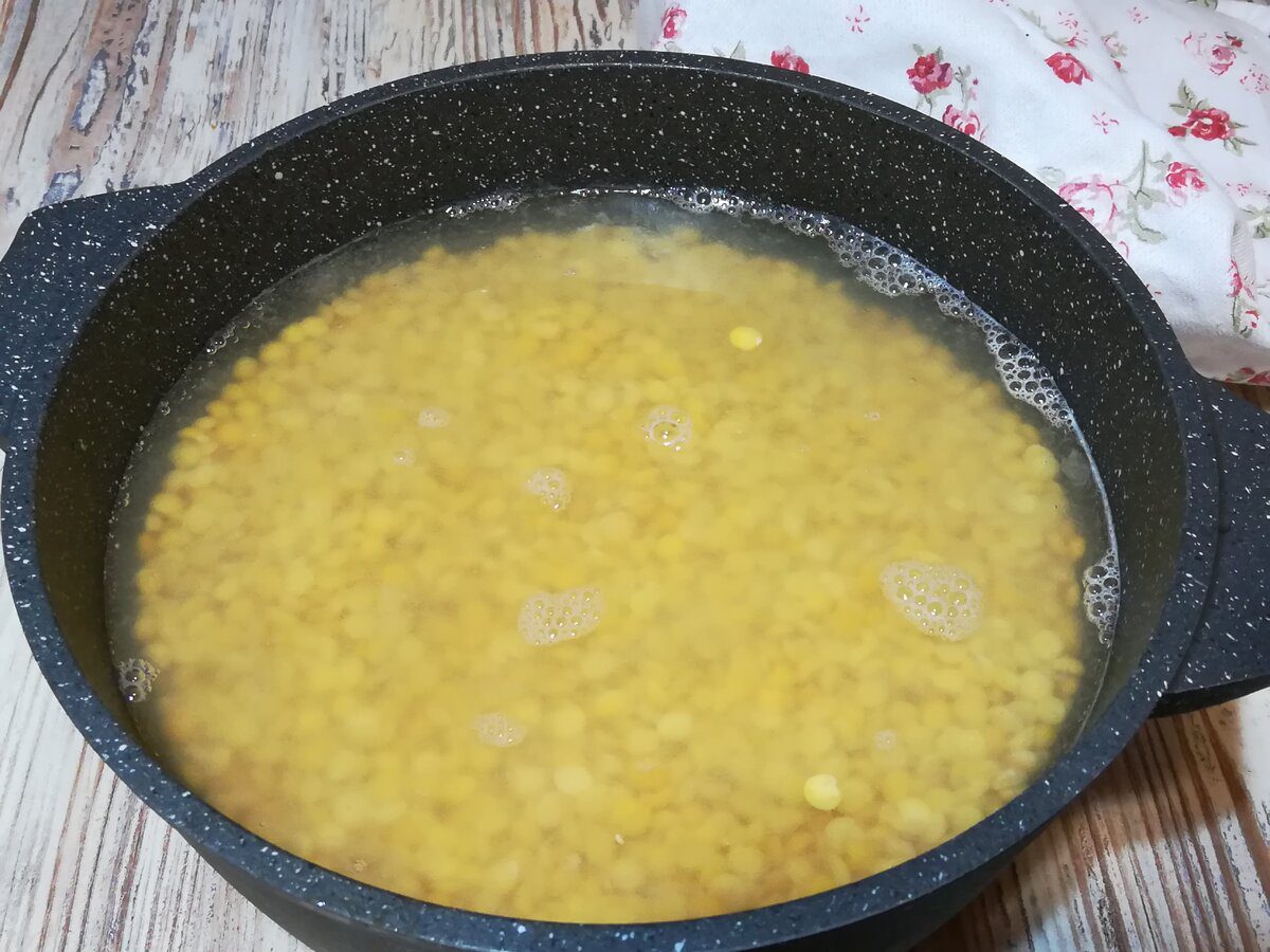 Кулінарні експерти порадили, як швидко варити горохову кашу, аби вона вийшла смачною