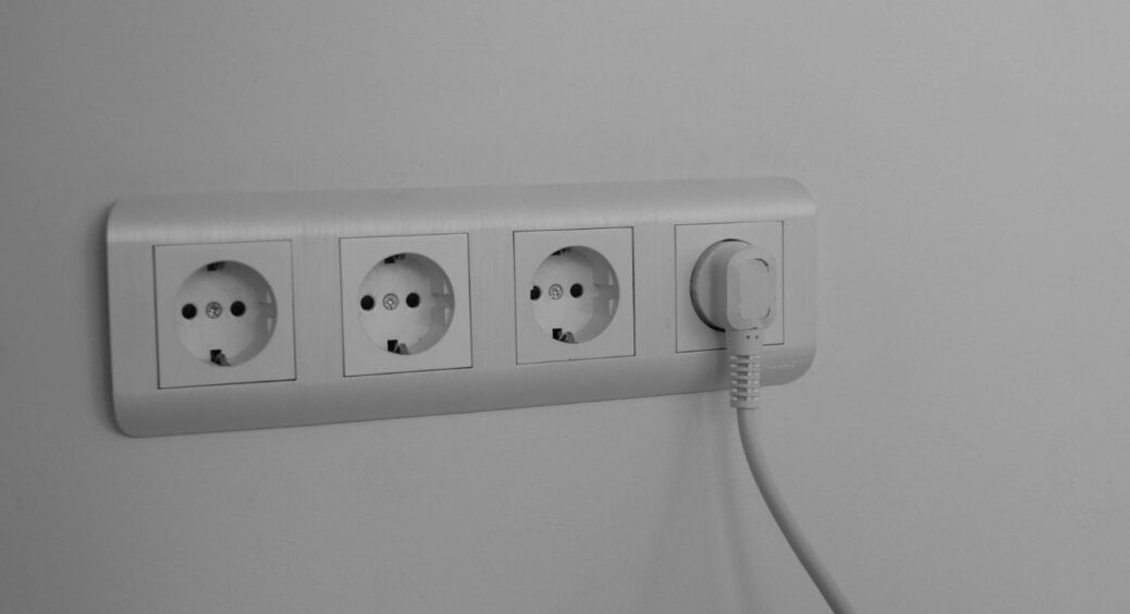 В якій послідовності вмикати прилади після включення світла: пожежна безпека – вище за все 